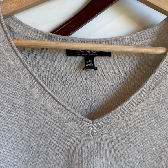 Saks Fifth Avenue Grey Cashmere Sweater L - Picture 2 of 3